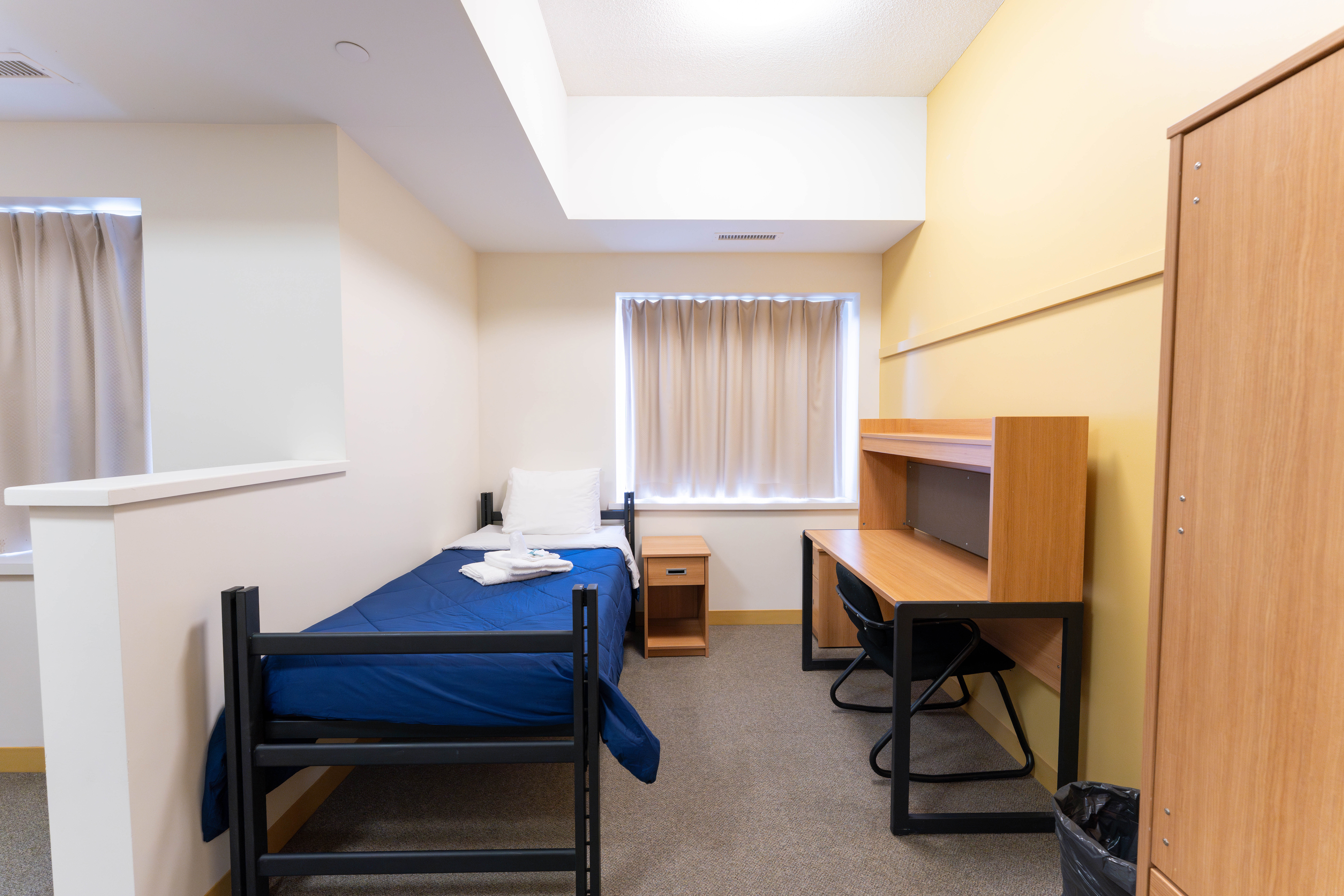 Single bed and desk in Semi-Private Accommodations